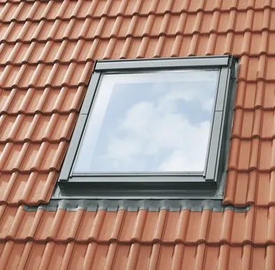 Fenêtre de toit Velux sur une couverture en tuiles