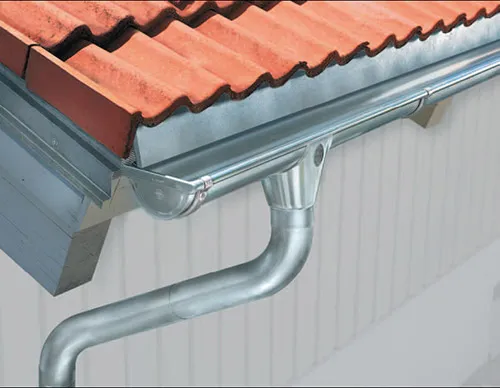 Détail d’une gouttière et d’une descente en zinc